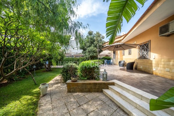 casa indipendente in affitto a Palermo in zona Partanna