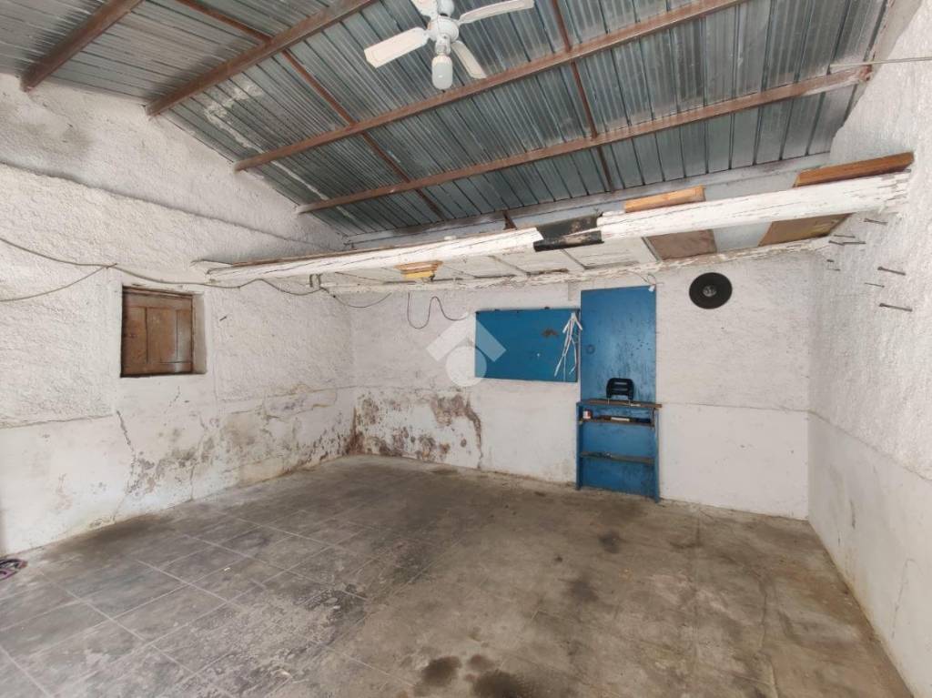 negozio in affitto a Palermo in zona Villagrazia/Falsomiele