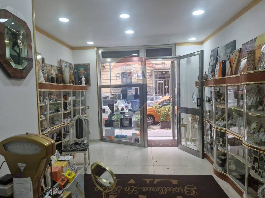 negozio in affitto a Palermo in zona Politeama