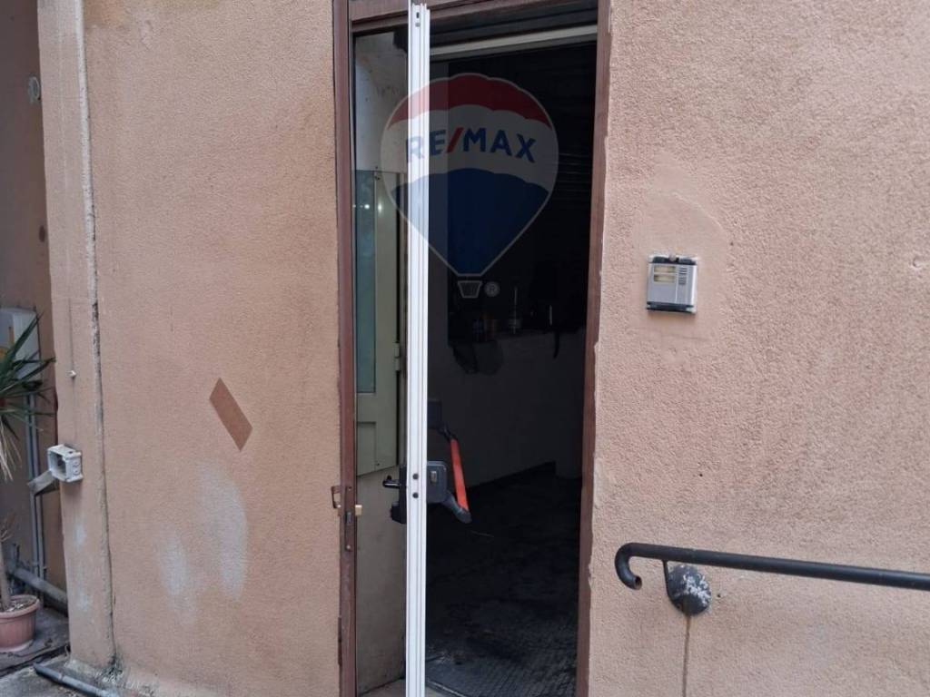 negozio in affitto a Palermo in zona Zisa