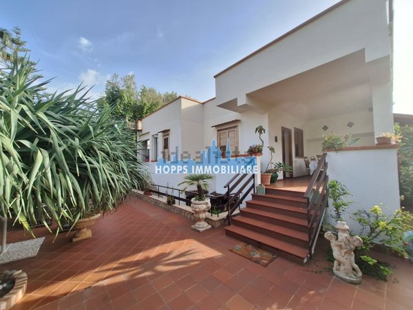 casa indipendente in affitto a Palermo in zona Mondello