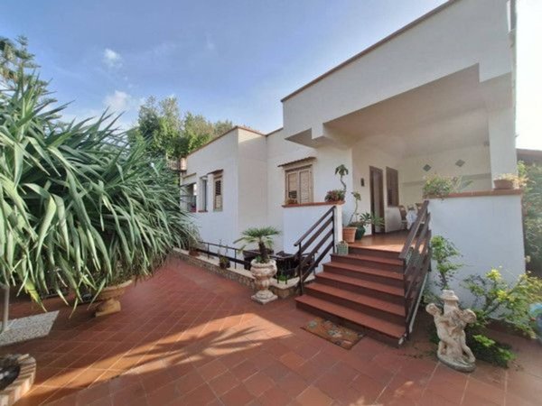 casa indipendente in affitto a Palermo in zona Mondello