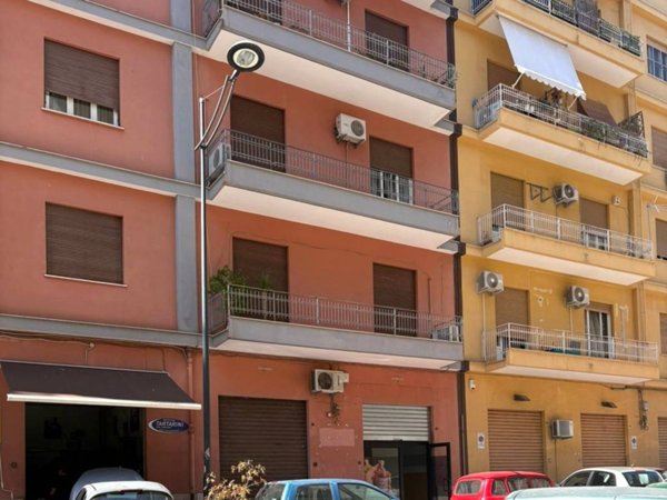 negozio in affitto a Palermo in zona Politeama