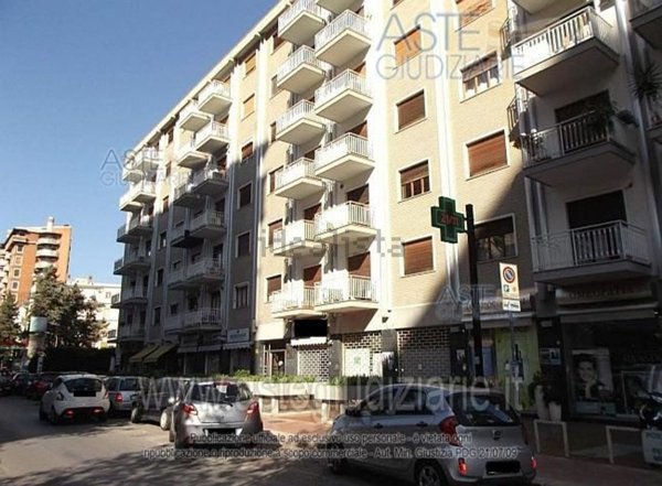 locale commerciale in affitto a Palermo in zona Libertà