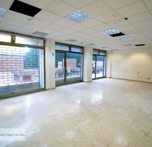 negozio in affitto a Palermo in zona Libertà