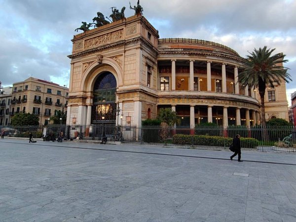 negozio in affitto a Palermo in zona Politeama