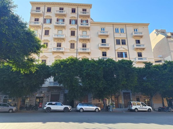 negozio in affitto a Palermo in zona Politeama
