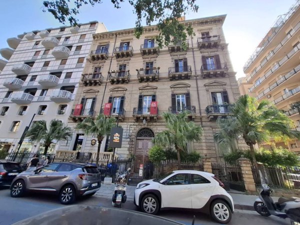 negozio in affitto a Palermo in zona Politeama