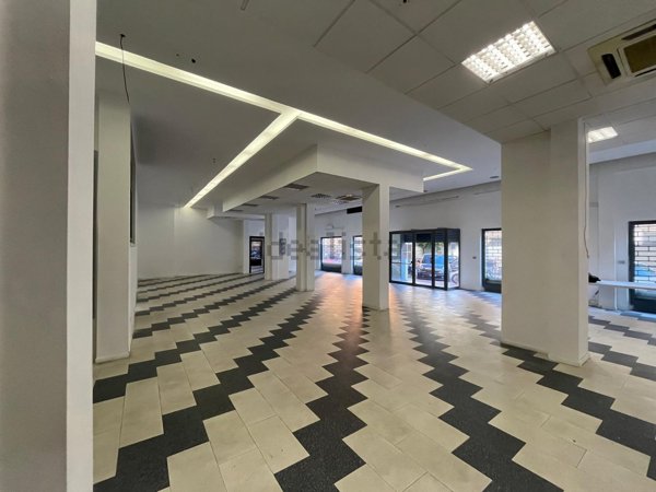 locale commerciale in affitto a Palermo in zona Libertà