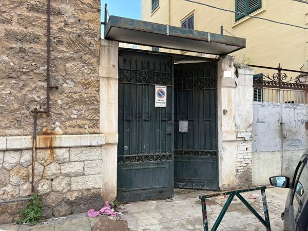 locale di sgombero in affitto a Palermo in zona Zisa