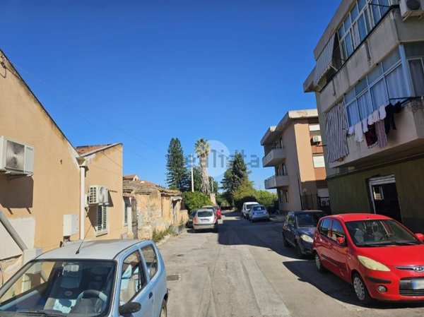 locale commerciale in affitto a Palermo in zona Villagrazia/Falsomiele