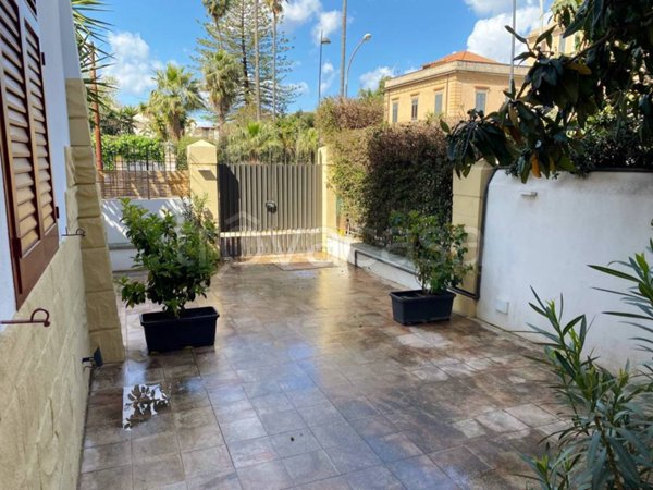 casa indipendente in affitto a Palermo in zona Mondello