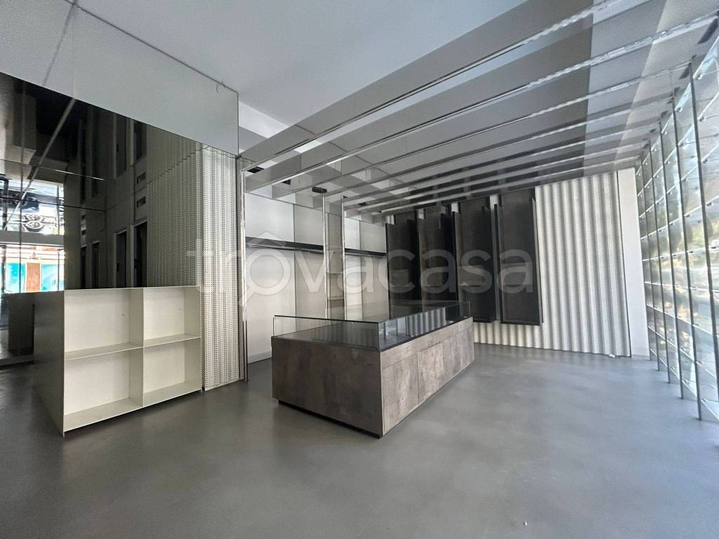 negozio in affitto a Palermo in zona Politeama