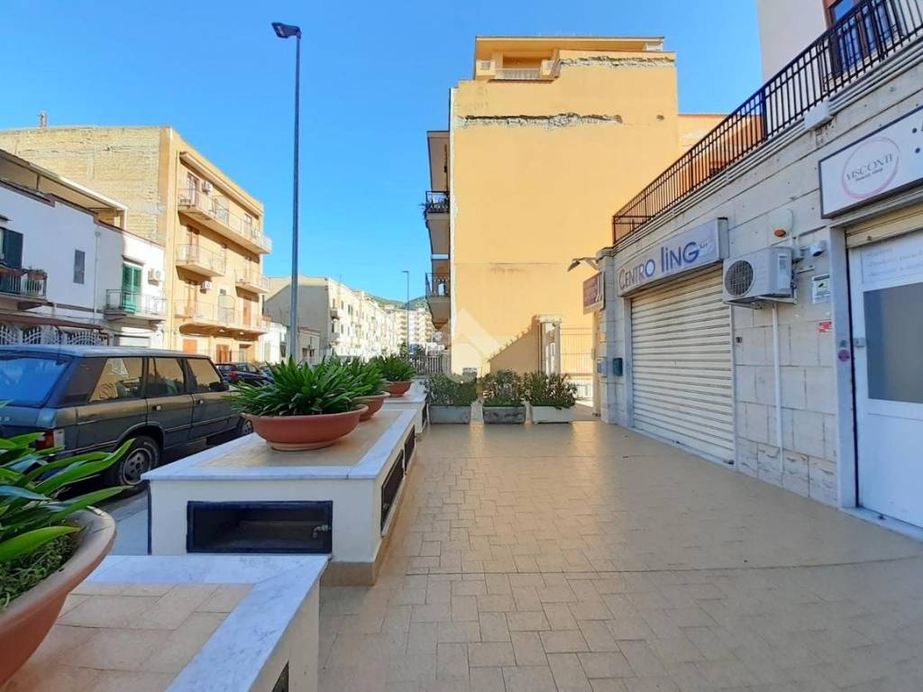 negozio in affitto a Palermo in zona San Lorenzo