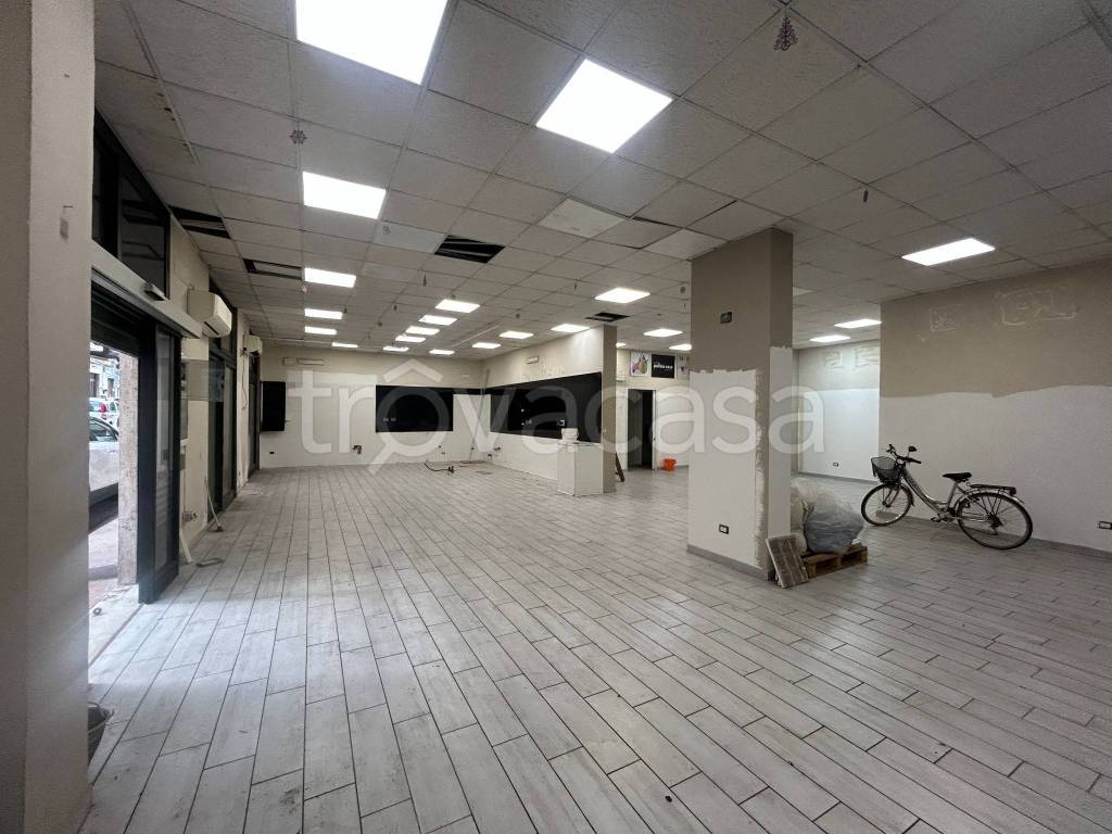 negozio in affitto a Palermo in zona Noce
