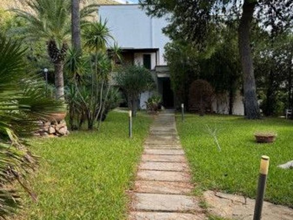 casa indipendente in affitto a Palermo in zona Mondello