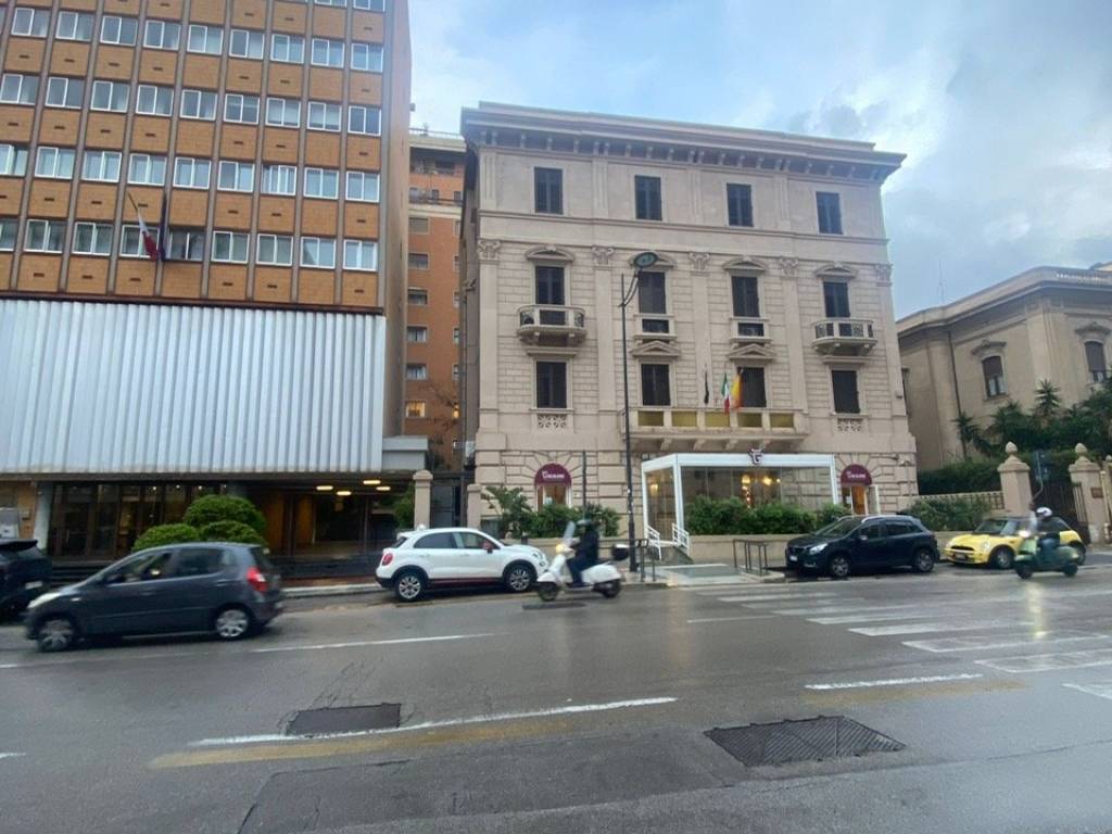 locale commerciale in affitto a Palermo in zona Politeama