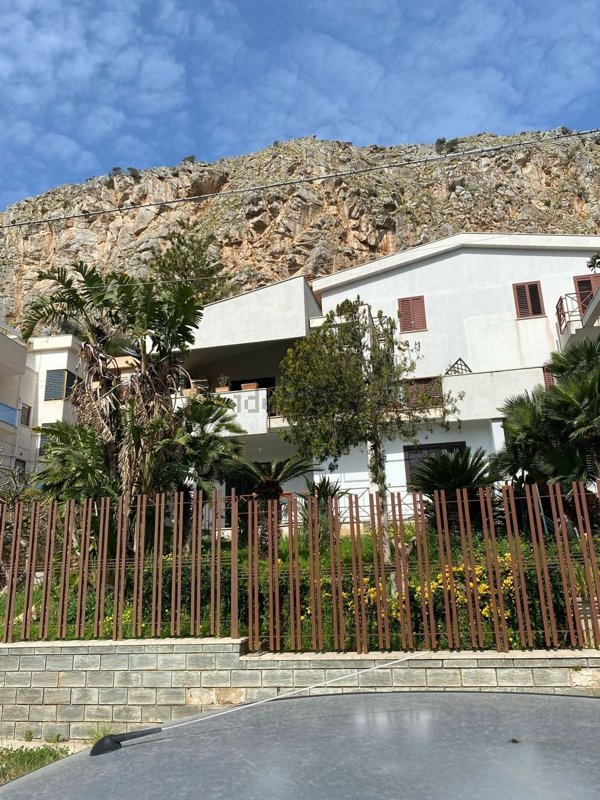 casa indipendente in affitto a Palermo in zona Mondello