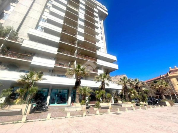 negozio in affitto a Palermo in zona Arenella/Vergine Maria