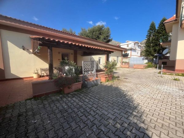 casa indipendente in affitto a Palermo in zona Partanna