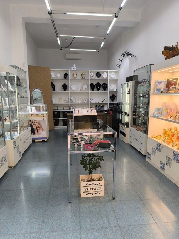 negozio in affitto a Palermo in zona Libertà