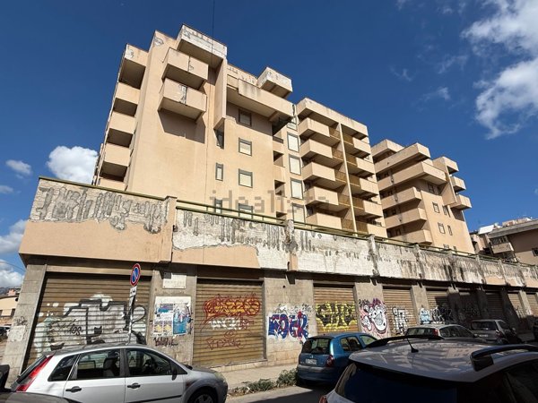 locale commerciale in affitto a Palermo in zona Zisa
