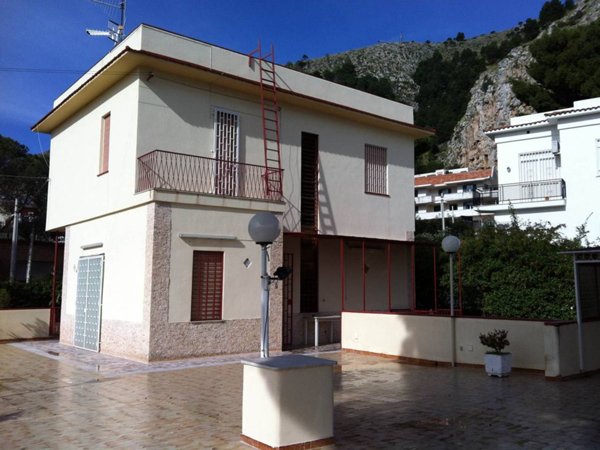 casa indipendente in affitto a Palermo in zona Mondello