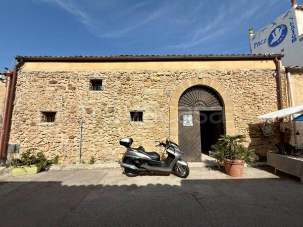 negozio in affitto a Partinico in zona Parrini