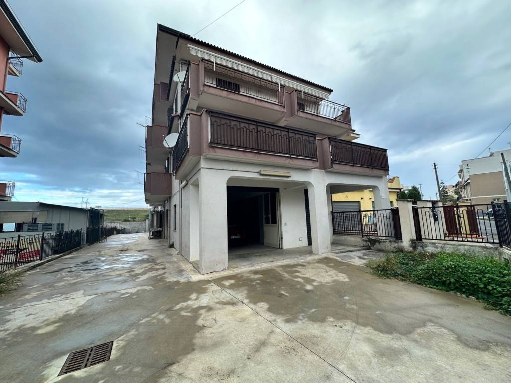 negozio in affitto a Barcellona Pozzo di Gotto