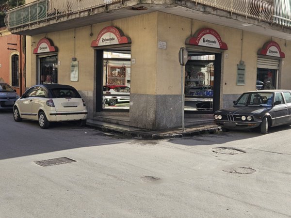 locale commerciale in affitto a Barcellona Pozzo di Gotto in zona Centro Città
