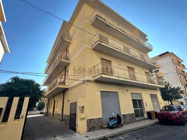 locale commerciale in affitto a Barcellona Pozzo di Gotto in zona Centro Città