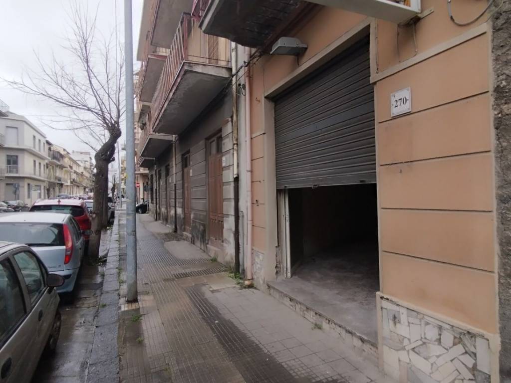 locale commerciale in affitto a Barcellona Pozzo di Gotto in zona Centro Città