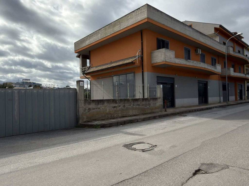 negozio in affitto a Barcellona Pozzo di Gotto