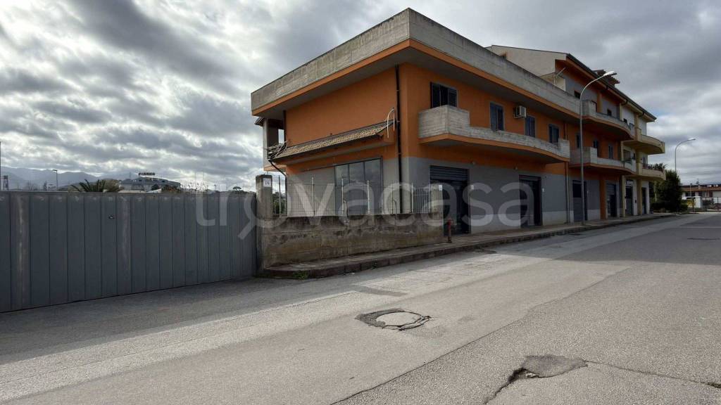 negozio in affitto a Barcellona Pozzo di Gotto