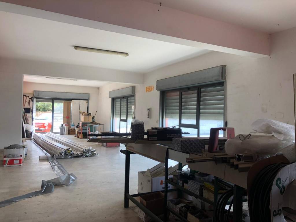 locale commerciale in affitto a Barcellona Pozzo di Gotto