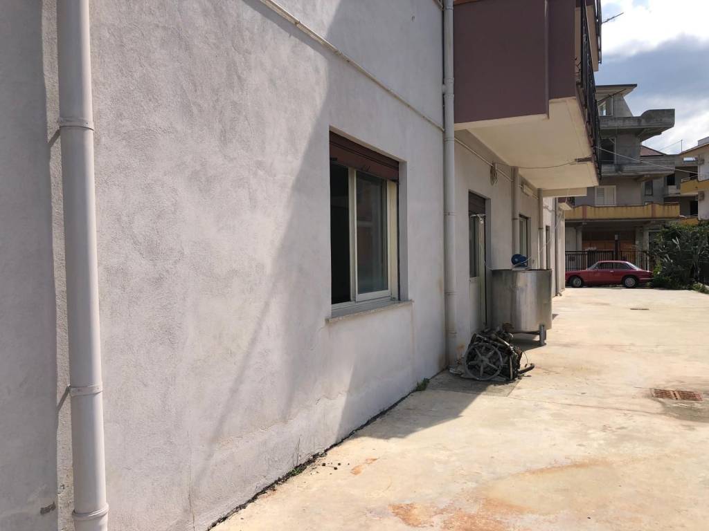 locale commerciale in affitto a Barcellona Pozzo di Gotto