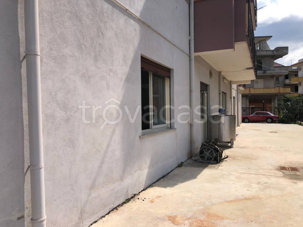 locale commerciale in affitto a Barcellona Pozzo di Gotto