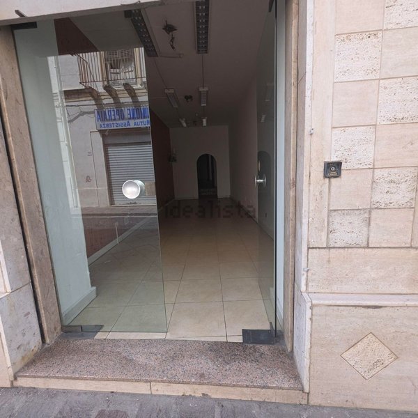 locale commerciale in affitto a Barcellona Pozzo di Gotto in zona Centro Città
