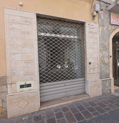 locale commerciale in affitto a Barcellona Pozzo di Gotto in zona Centro Città