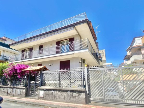appartamento in affitto a Giardini-Naxos