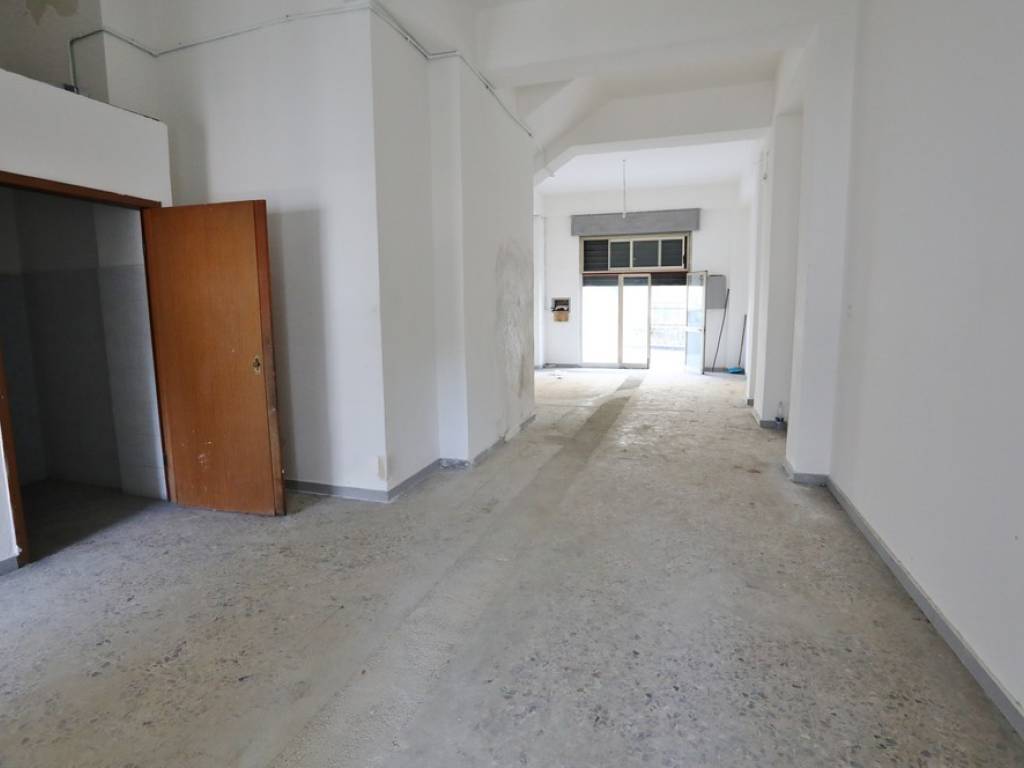 negozio in affitto a Messina in zona Camaro