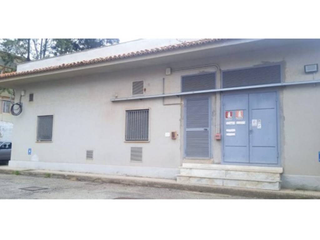 locale commerciale in affitto a Messina in zona Santissima Annunziata