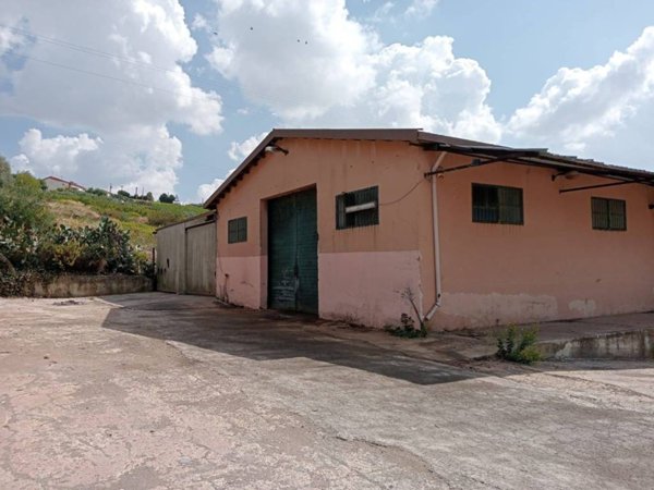 locale commerciale in affitto a Canicattì