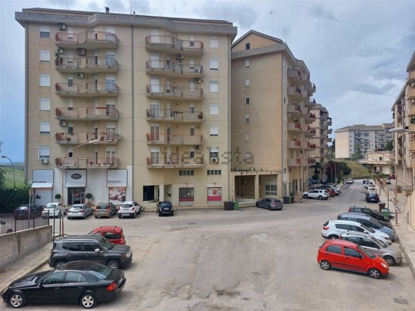 locale commerciale in affitto a Caltanissetta