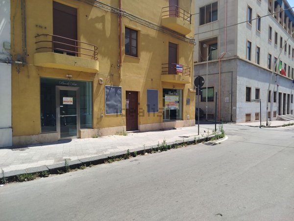 locale commerciale in affitto a Caltanissetta