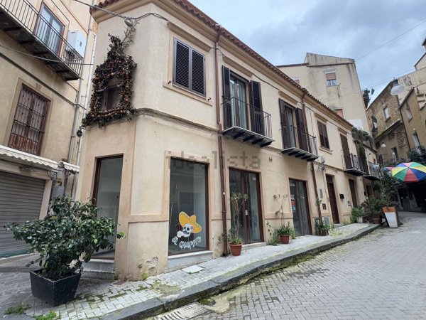 locale commerciale in affitto a Caltanissetta