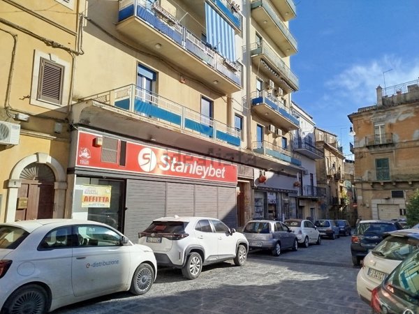 locale commerciale in affitto a Caltanissetta