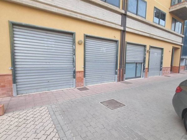 negozio in affitto a San Cataldo