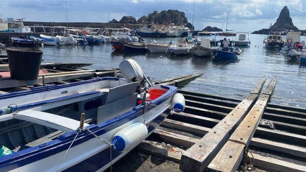 negozio in affitto ad Aci Castello