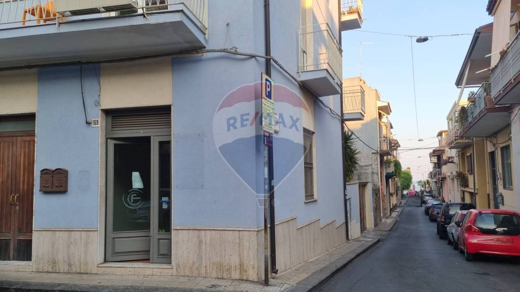 negozio in affitto ad Aci Castello